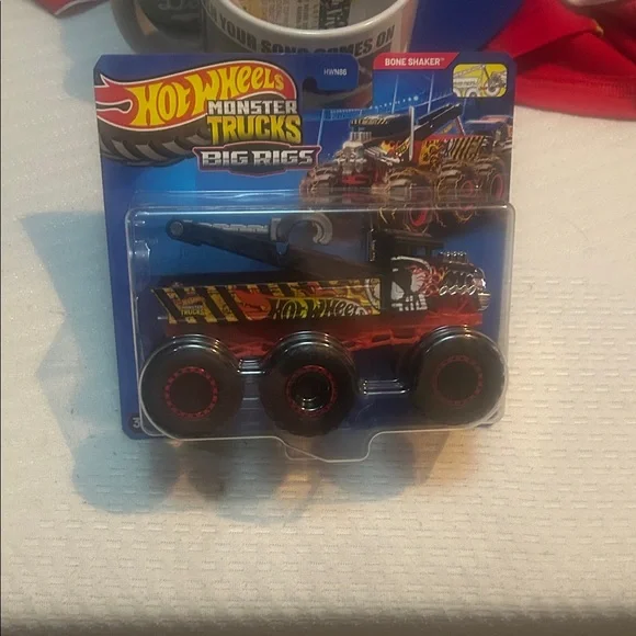 Monster Trucks Big Rigs - Bone Shaker TOW TRUCK - Picture 1 of 9